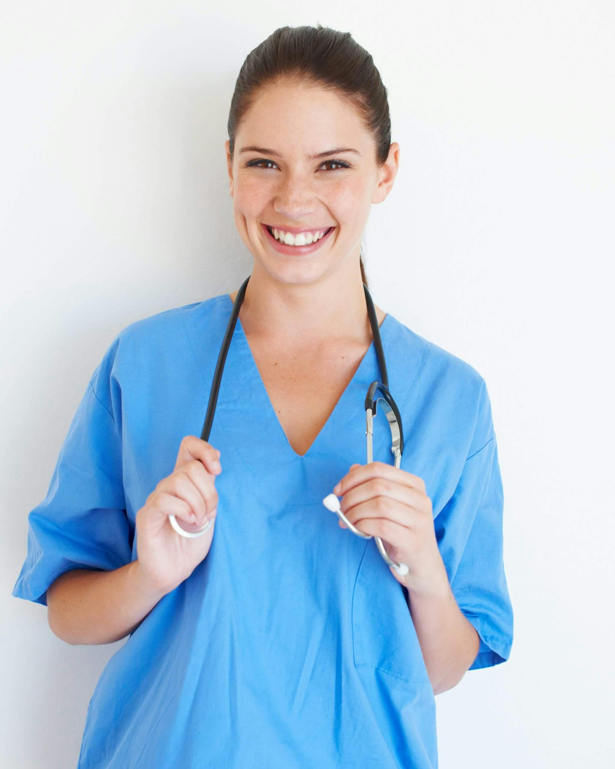 Médica de roupa azul sorrindo